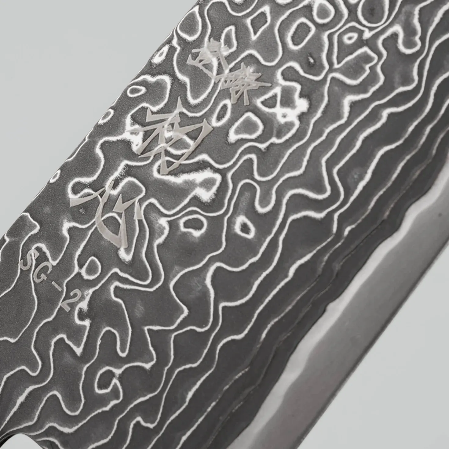 Hatsukokoro Ryuhyo Kurozome SG2 Damast Curved Ebony Bunka 18 cm