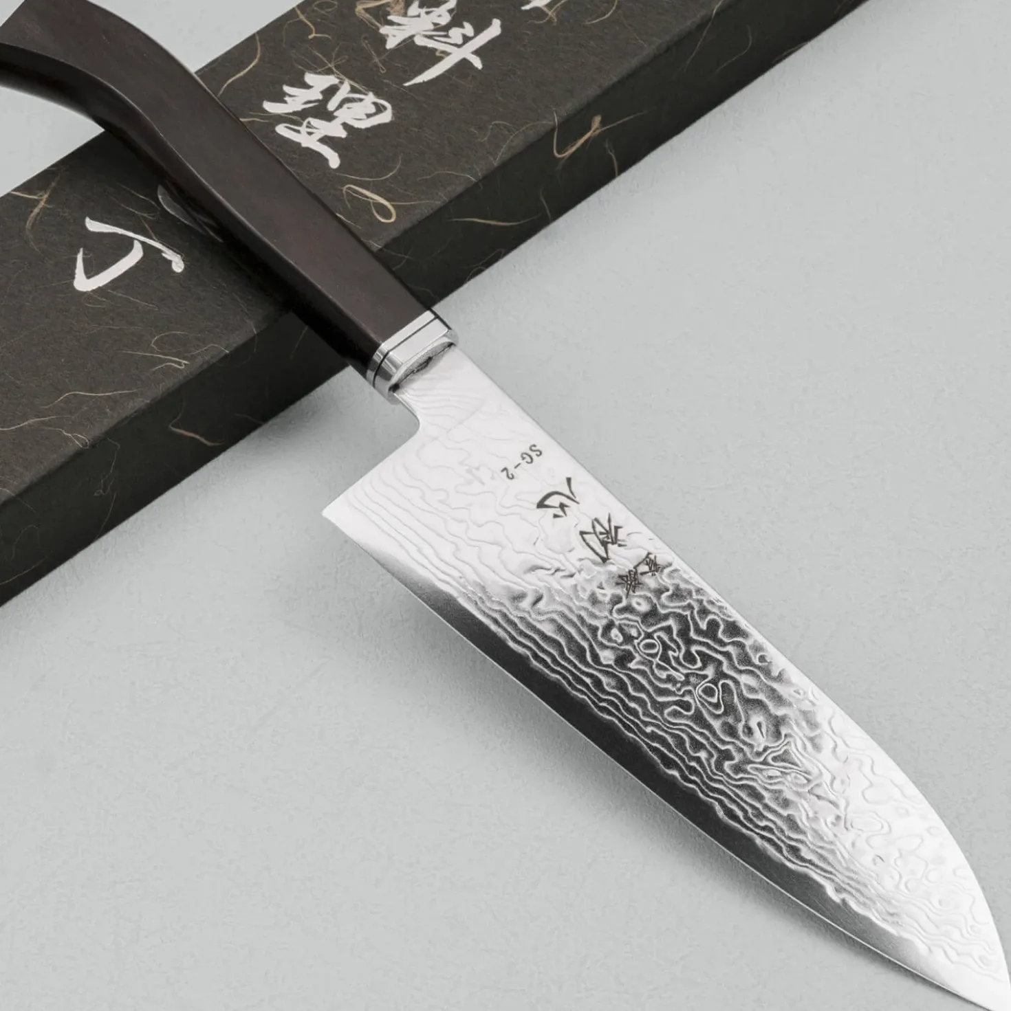 Hatsukokoro Ryuhyo SG2 Damast Curved Ebony Santoku 18 cm