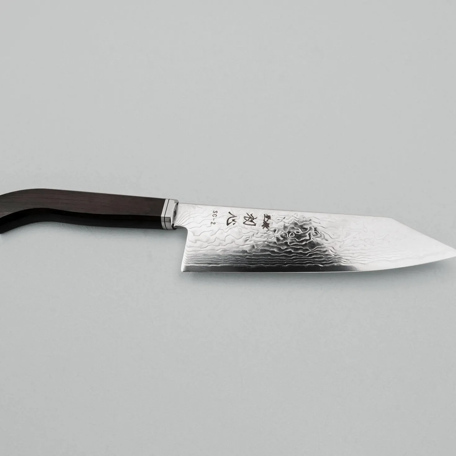 Hatsukokoro Ryuhyo SG2 Damast Curved Ebony Bunka 18 cm