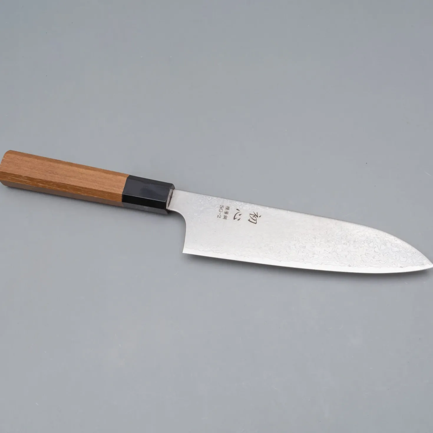 Hatsukokoro Saihyo SG2 Damast Santoku 18 cm