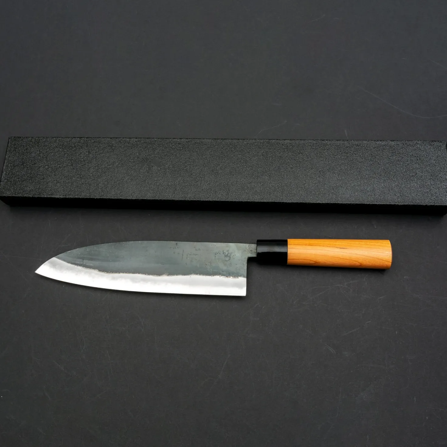 Hinokuni Shirogami Kurouchi Santoku 21