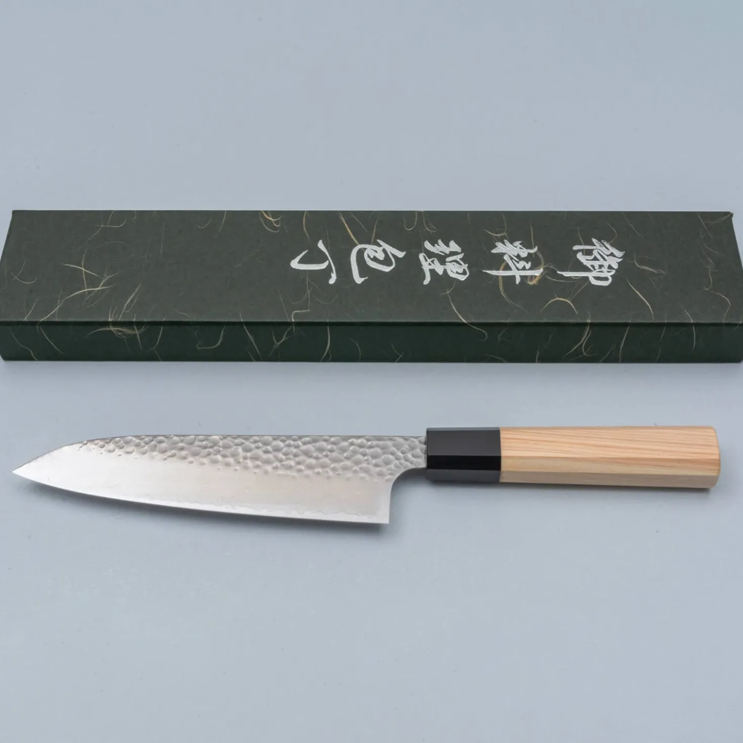 Kazoku Uteki Premium Hinoki Santoku 18 cm