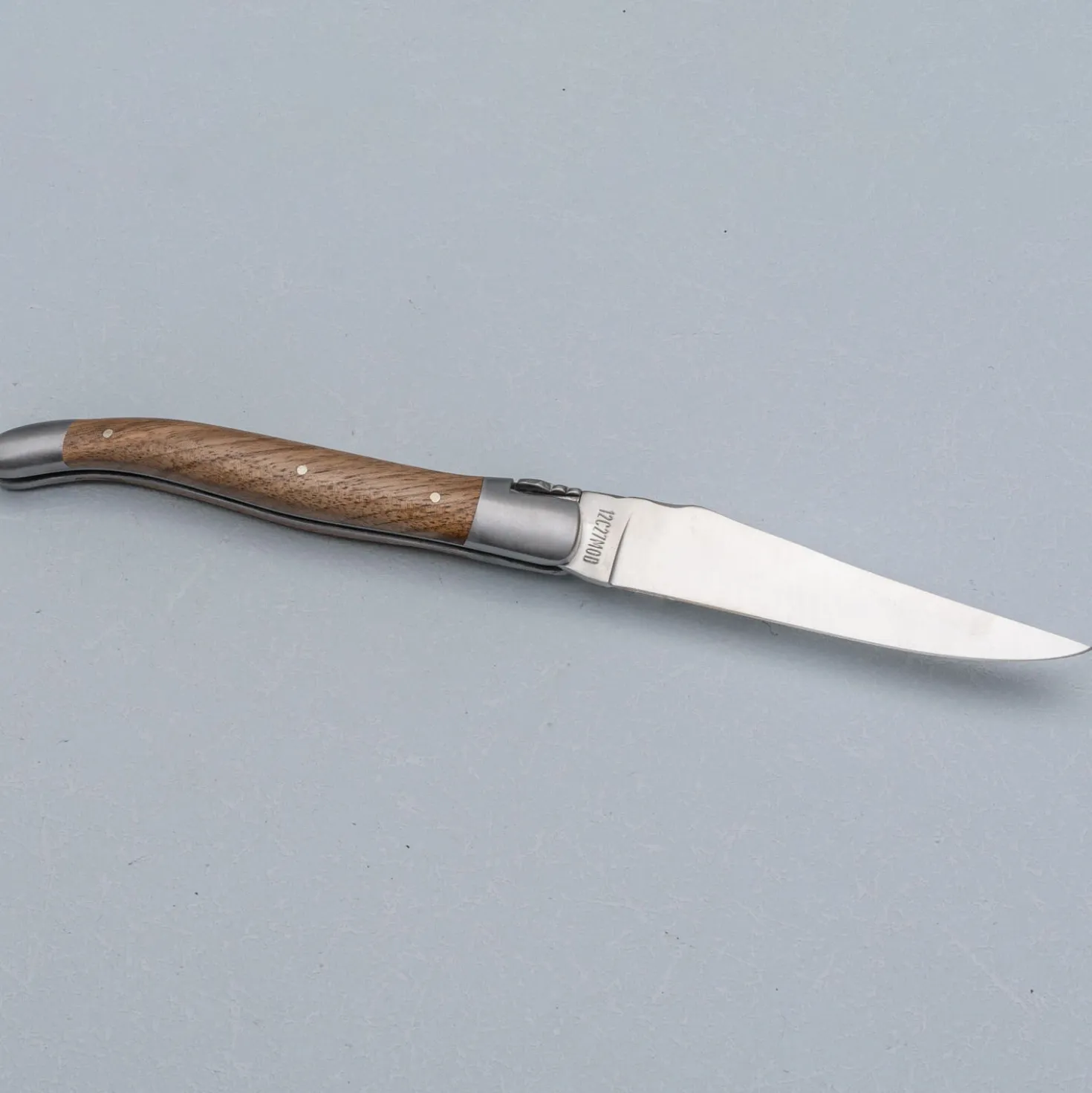 Laguiole en Aubrac Classic Zakmes Walnoothout 12 cm