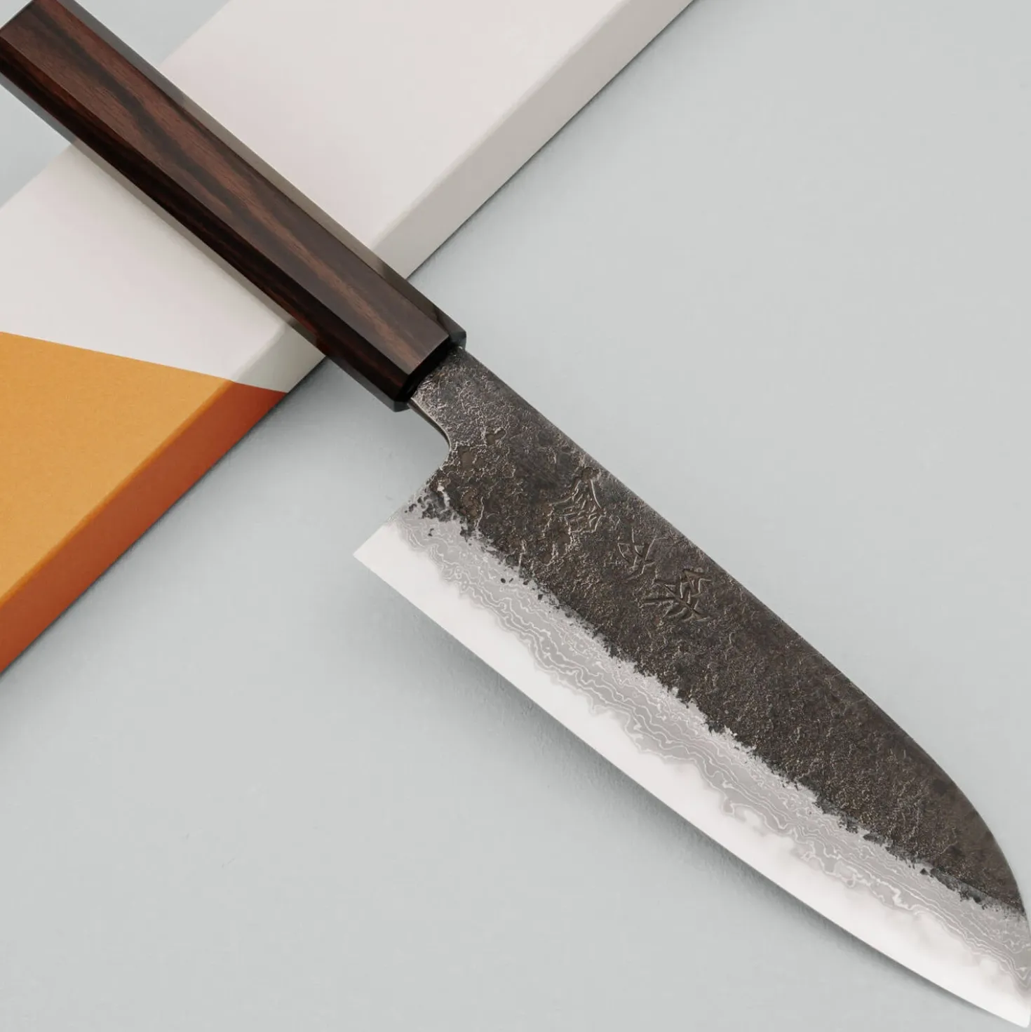 Mutsumi Hinoura Shirogami #2 Kurouchi Damast Santoku 17 cm